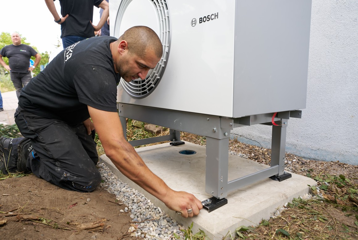 Platzieren Der W Rmepumpe Auf Dem Fertigfundament Bosch Media Service