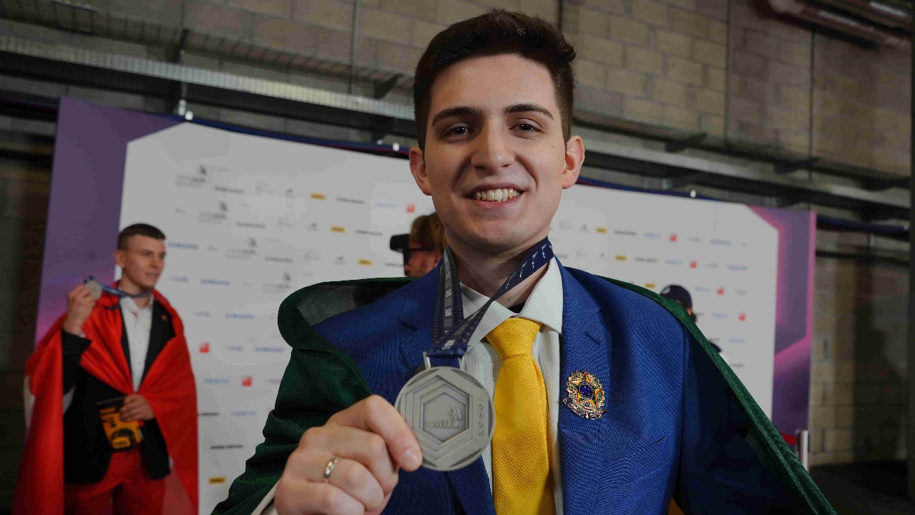 Aprendiz em treinamento técnico na fábrica da Bosch em Campinas/SP conquistou a medalha de prata no torneio de Fresagem CNC