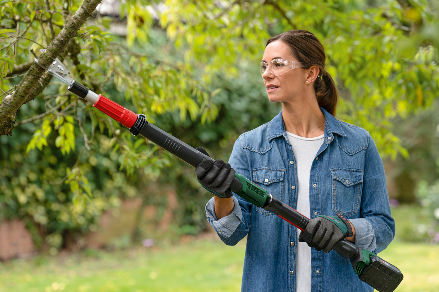 První akumulátorové prořezávací nůžky v 18V systému „Power for All System“: Bosch AdvancedPrune 18V-45 pro domácí kutily