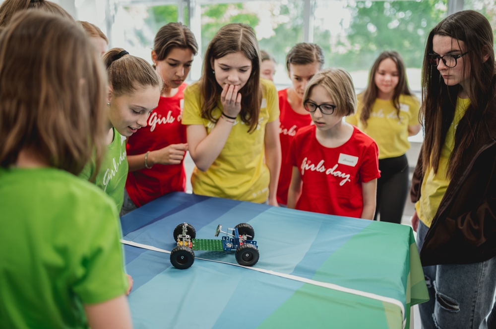 Záběry z průběhu akce „Girls‘ Day“ ze dne 30. 5. 2023 ve firmě Bosch Powertrain s.r.o.