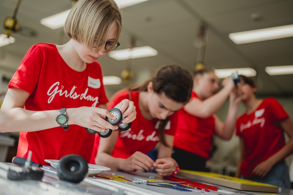 Záběry z průběhu akce „Girls‘ Day“ ze dne 30. 5. 2023 ve firmě Bosch Powertrain s.r.o.