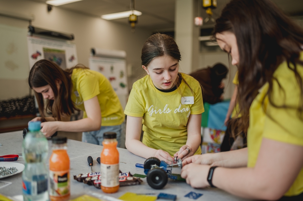 Záběry z průběhu akce „Girls‘ Day“ ze dne 30. 5. 2023 ve firmě Bosch Powertrain s.r.o.