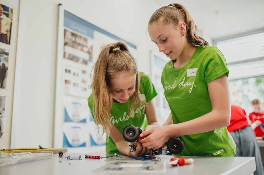 Záběry z průběhu akce „Girls‘ Day“ ze dne 30. 5. 2023 ve firmě Bosch Powertrain s.r.o.