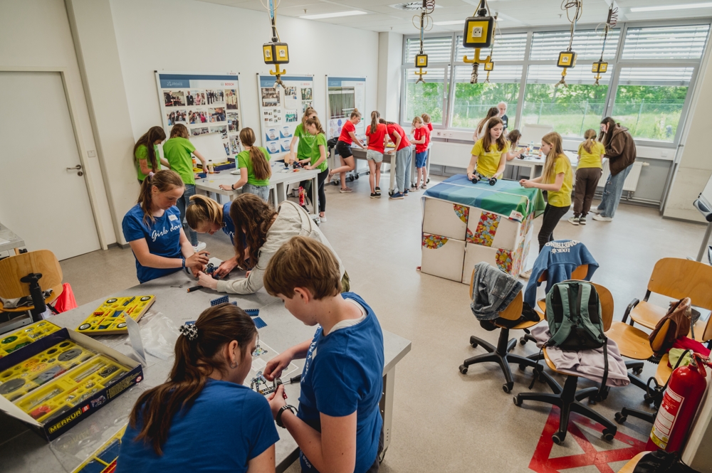 Záběry z průběhu akce „Girls‘ Day“ ze dne 30. 5. 2023 ve firmě Bosch Powertrain s.r.o.