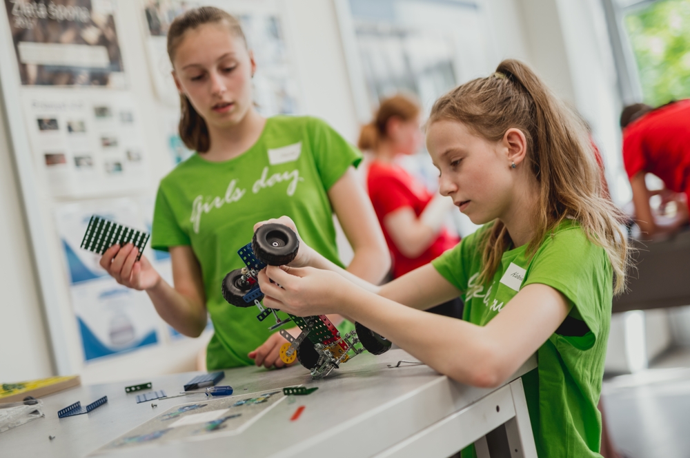 Záběry z průběhu akce „Girls‘ Day“ ze dne 30. 5. 2023 ve firmě Bosch Powertrain s.r.o.