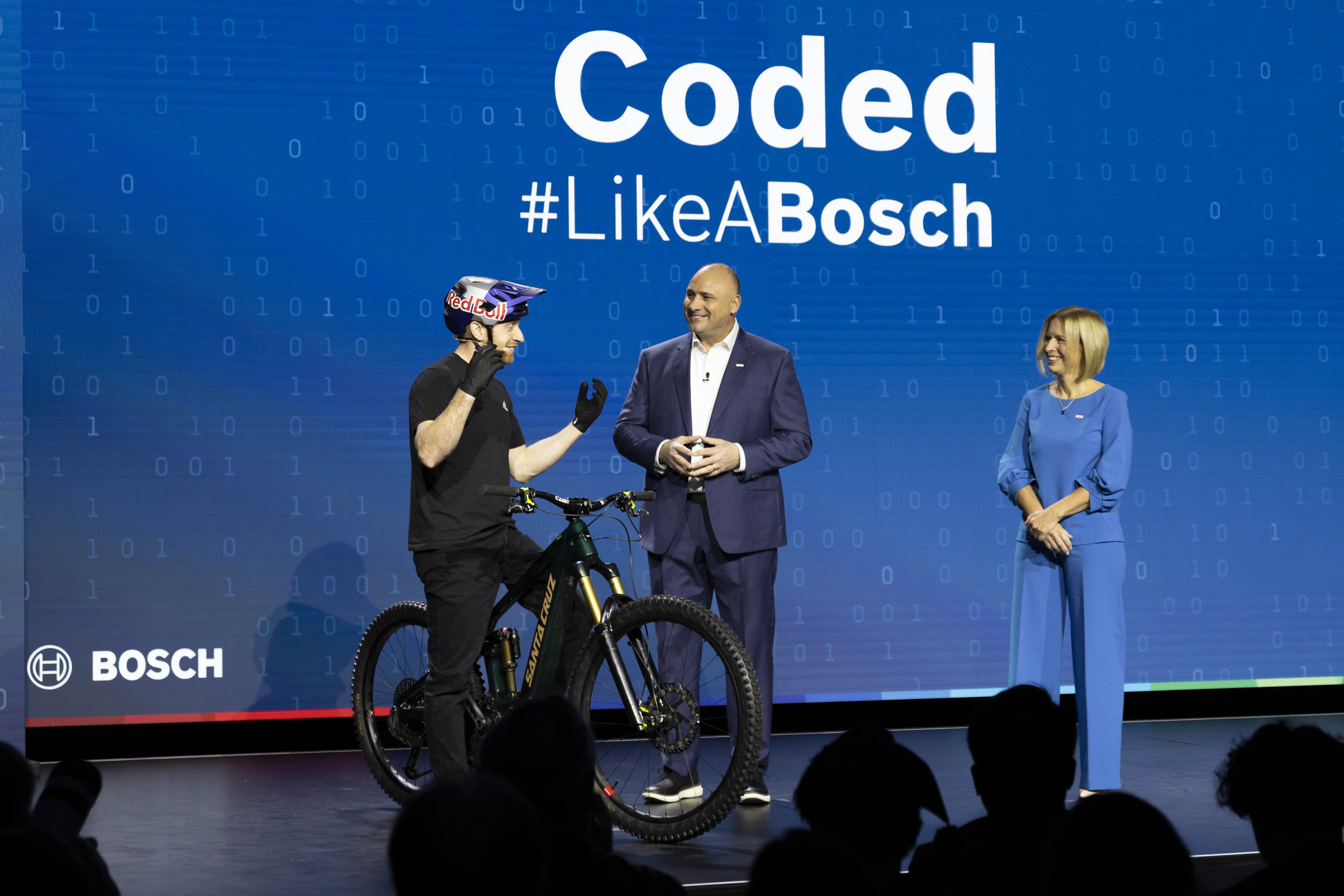 Danny MacAskill, Paul Thomas a Tanja Rückert na tiskové konferenci CES 2025