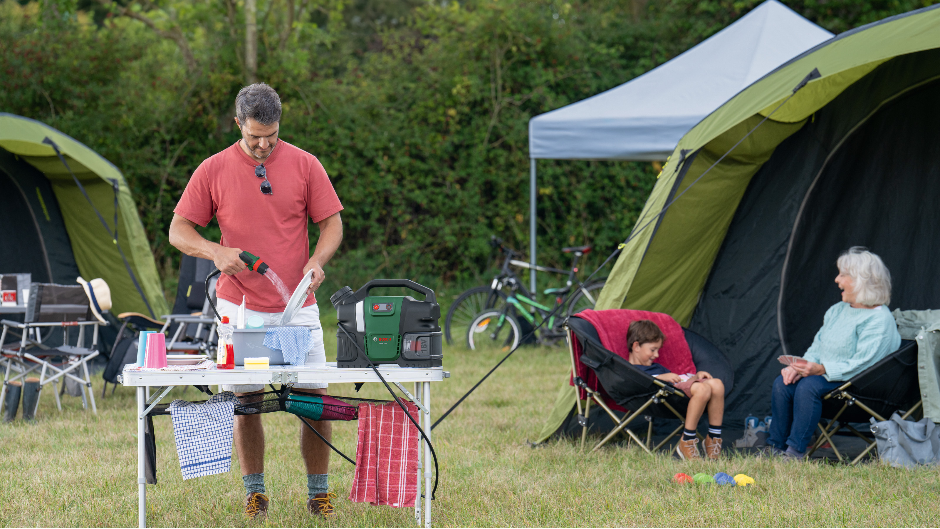 Multiple settings against mud and dirt: Fontus 18V-6 Bike Cleaner with integrated water tank