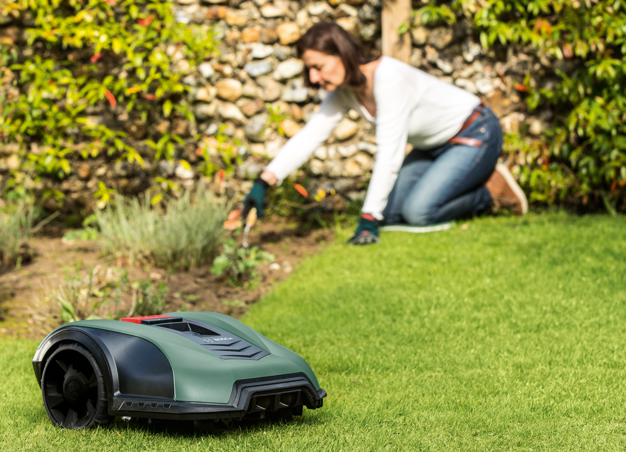 Autonomous lawn care for medium and large gardens: Bosch robotic lawnmowers Indego M 700 Indego M+ 700 - Bosch Media Service