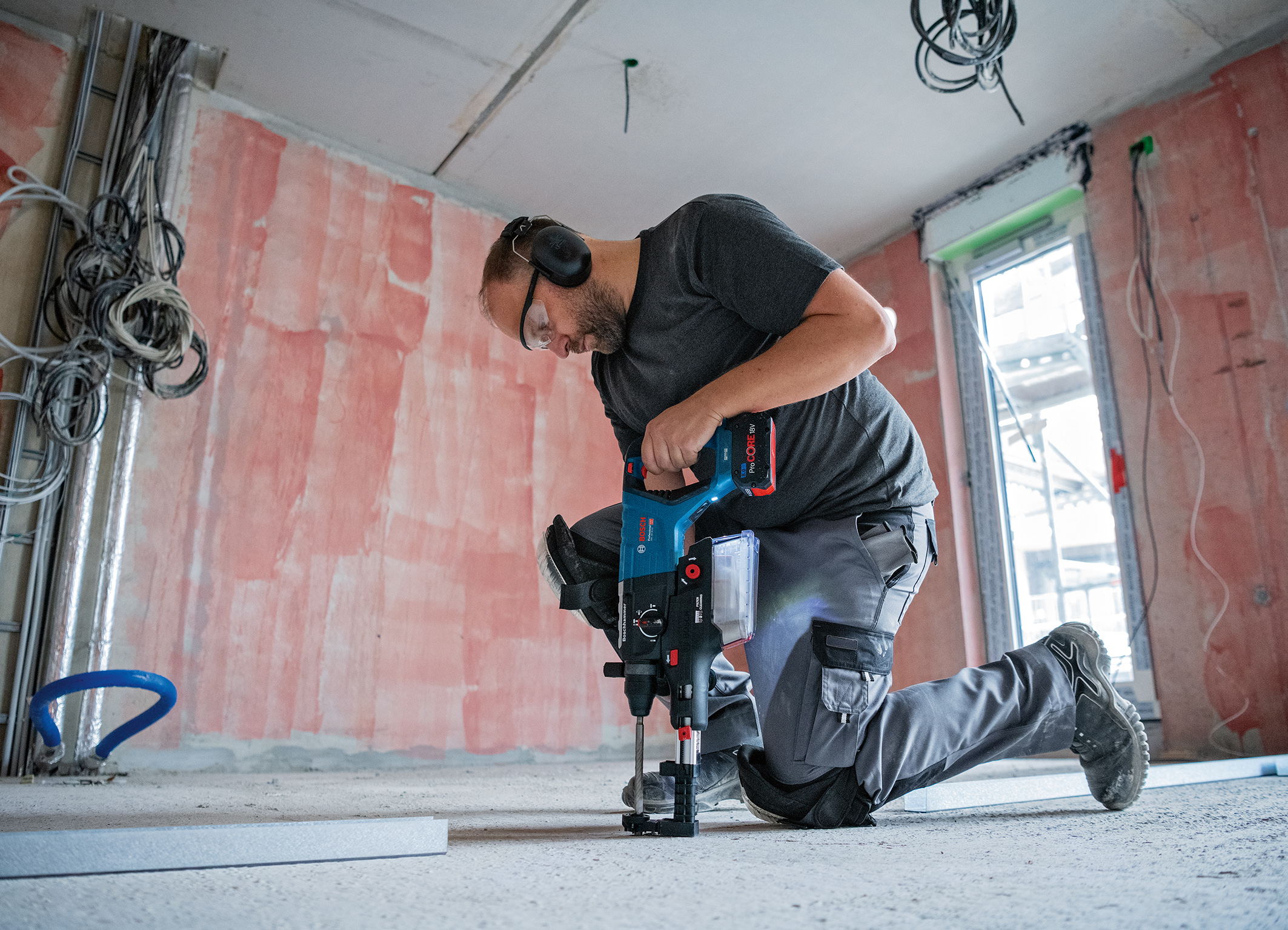 More powerful than its corded counterpart: GBH 18V-28 DC Professional 18V  rotary hammer - Bosch Media Service