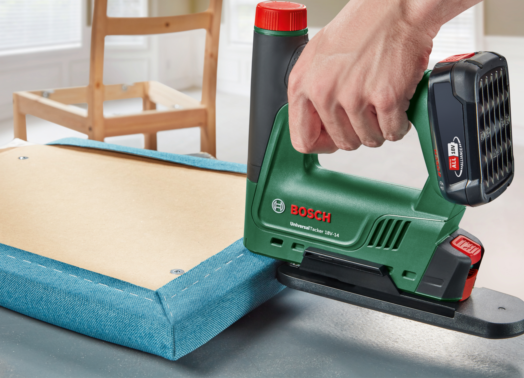 Trottoir krekel Aardappelen Powerful addition to the '18V Power for All System': First 18V cordless  tacker from Bosch for DIYers - Bosch Media Service