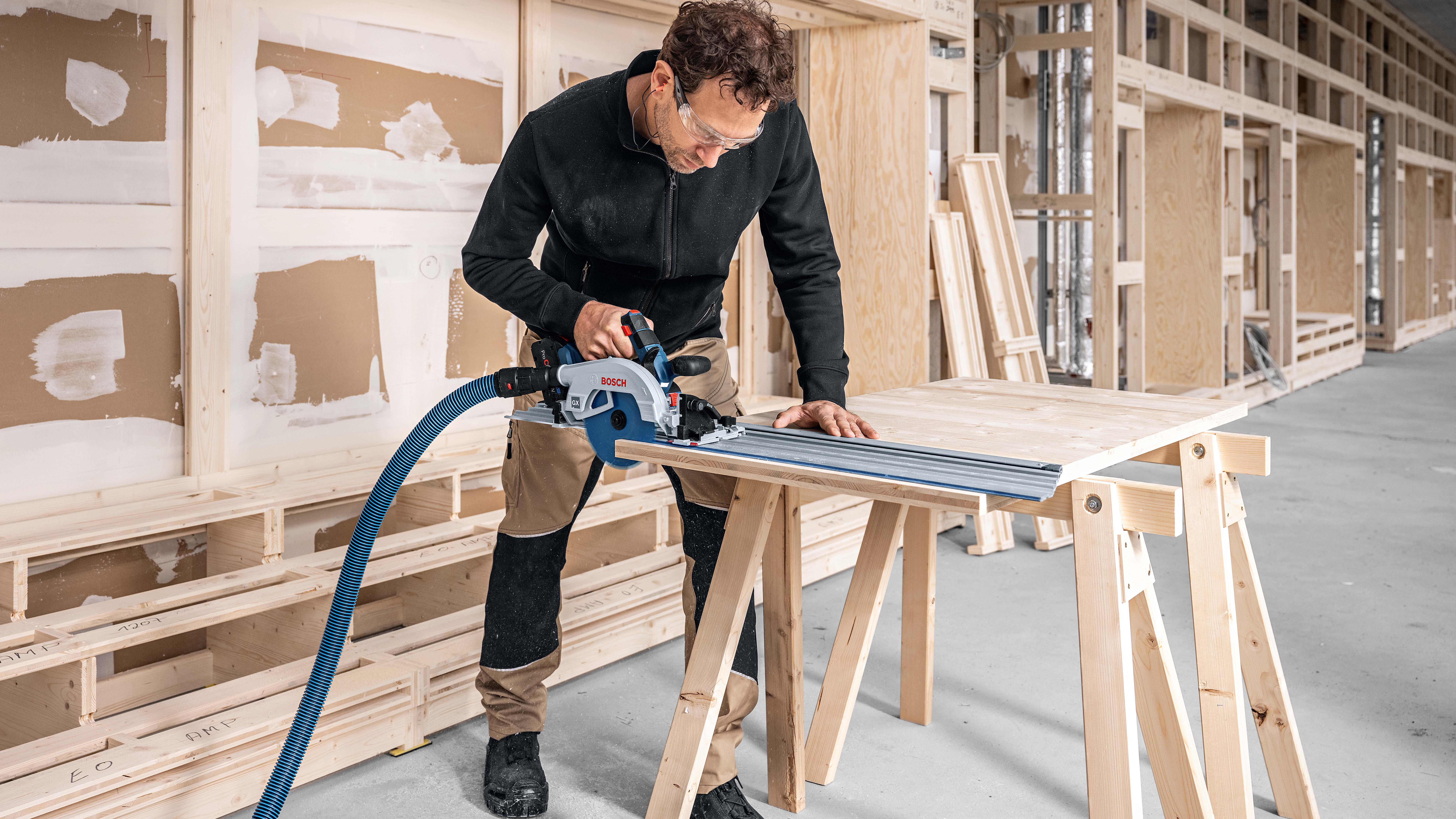 Safer than ever thanks to Stop Control, KickBack Control, and dust extraction: First Bosch cross-cutting guiderail compatible circular saw