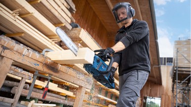 New to the Professional 18V System: Powerful cordless chainsaw from Bosch for pr ...