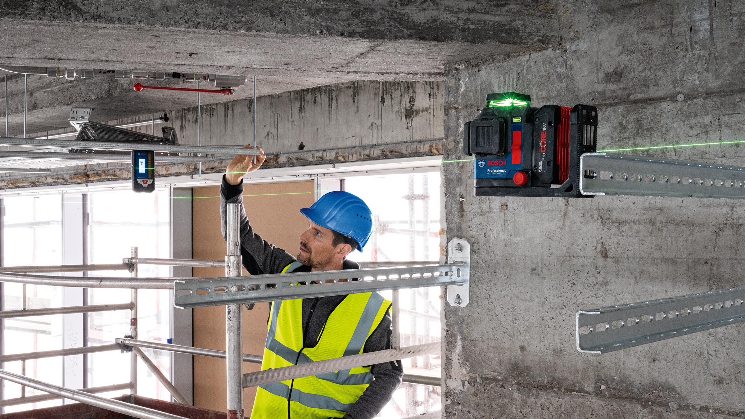 Up to three different power sources for maximum flexibility: Bosch GLL 18V-120-33 CG Professional