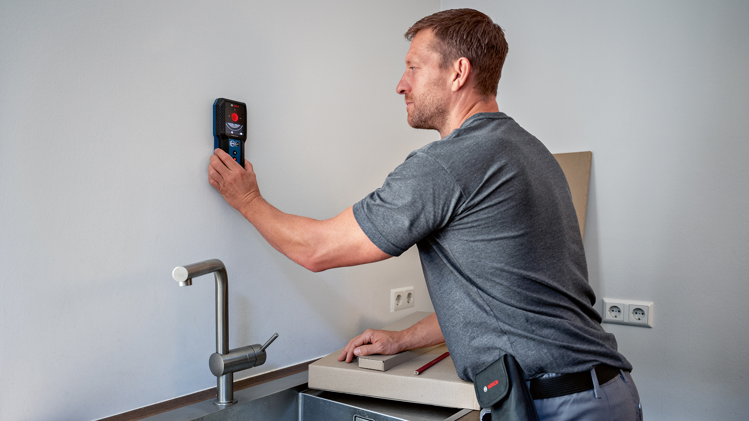 More safety when drilling thanks to precise results: Bosch GMS 120-27 Professional multi scanner for pros